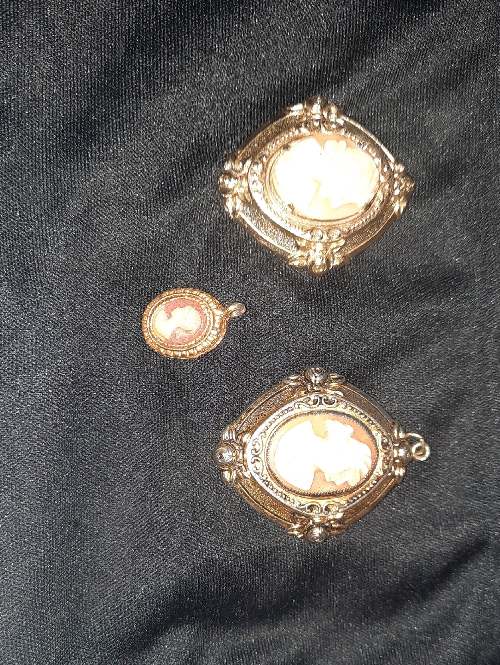 Vintage-Inspired Gold Cameo Pendant Necklace - Classic Women Jewelry